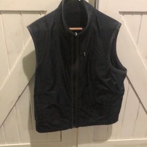 Reversible Tommy black men’s vest. Regular fit. Chest zipper pocket.